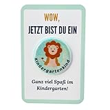 Kindergarten Geschenk Button „Löwe“ mit Karte OHNE Nadel als Set! Kindergartengeschenk für den ersten Tag im Kindergarten, als Kita Starterset oder als Kindergartentüte Füllung - Jung und Mädchen