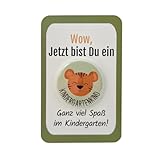 Kindergarten Geschenk Button „Tiger“ mit Karte OHNE Nadel als Set! Kindergartengeschenk für den ersten Tag im Kindergarten, als Kita Starterset oder als Kindergartentüte Füllung - Jung und Mädchen