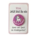 Kindergarten Geschenk Button „Einhorn“ mit Karte OHNE Nadel als Set! Kindergartengeschenk für den ersten Tag im Kindergarten, als Kita Starterset oder als Kindergartentüte Füllung - Jung und Mädchen