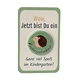 Kindergarten Geschenk Button „Igel“ mit Karte OHNE Nadel als Set! Kindergartengeschenk für den ersten Tag im Kindergarten, als Kita Starterset oder als Kindergartentüte Füllung - Jung und Mädchen