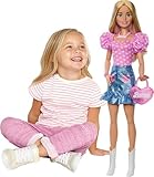 Barbie-Modepuppe blond 71 cm mit Abnehmbarer Kleidung, pinkfarbenem Oberteil, Jeansrock und Cowboystiefeln, Halskette und Handtasche, HYT84