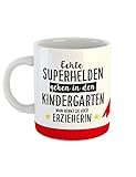 clothinx Tasse für Erzieherin Kindergarten - Echte Superhelden gehen in den Kindergarten man nennt sie auch Erzieherin - Geschenk beste Erzieherin - rundherum bedruckt, 340ml, aus Keramik