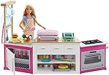 Barbie Ultimate Kitchen, 20+ Barbie-Zubehörteile, Kochen und Backen mit Licht- und Soundeffekten, 5 Barbie-Teigfarben, inkl. Barbie-Puppe, Geschenk für Kinder, Spielzeug ab 3 Jahre,GWY53