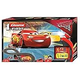 Carrera 63010 FIRST Disney Pixar Cars 3 Rennstrecke für Kleinkinder, elektrische Rennbahn mit McQueen & Ramirez Spielzeugautos mit Handregler & Streckenteilen Spielzeug für Kinder ab 3 Jahren, 2,4m