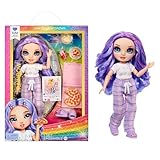 Rainbow High Junior High PJ Party - Violet (Lila) - 22 cm Puppe mit weichem Einteiler, Hausschuhen und Spielzubehör - Kinderspielzeug - Ideal für 4-12 Jahre