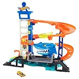 Hot Wheels City HDP06 - Hai-Angriff Parkgarage Spielset, Autorennbahn mit Überraschungs-Effekt, enthält 1 Spielzeugauto, Spielzeug für Kinder ab 4 Jahren