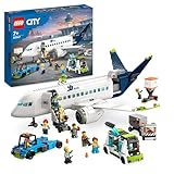 LEGO 60367 City Passagierflugzeug Spielzeug-Set, großes Flugzeug-Modell mit Fahrzeugen des Flughafen-Bodenpersonals: Vorfeldbus, Pushback-Schlepper, Catering-Lader, Gepäckwagen und 9 Minifiguren
