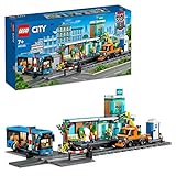 LEGO 60335 City Bahnhof, Spielzeug mit Schienen-LKW, Straßenplatte, Schienensegmenten, Spielzeugbus und Minifiguren, Geschenk für Kinder, Jungen und Mädchen, kombinierbar mit Anderen Sets