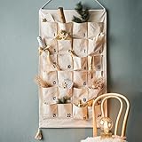 BUTLERS Weihnachtskalender zum Befüllen 2024 Adventskalender aus Stoff zum Aufhängen | XXL wiederverwendbarer Wandadventskalender große Taschen Holzleiste | Wandkalender für Weihnachtsdekoration