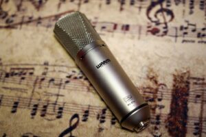 Singt du gern oder machst viele Audioaufnahmen? Dann solltest du dich näher mit drahtlosen Mikrofonen beschäftigen.