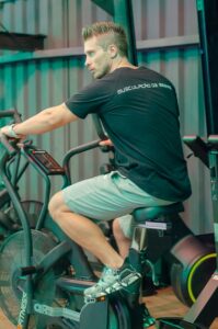 EMS Bauchmuskeltrainer beim Fahrrad fahren.