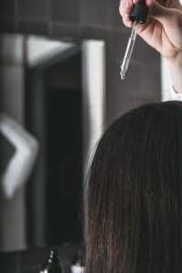 Shampoo gegen Haarausfall wird aufgetragen.